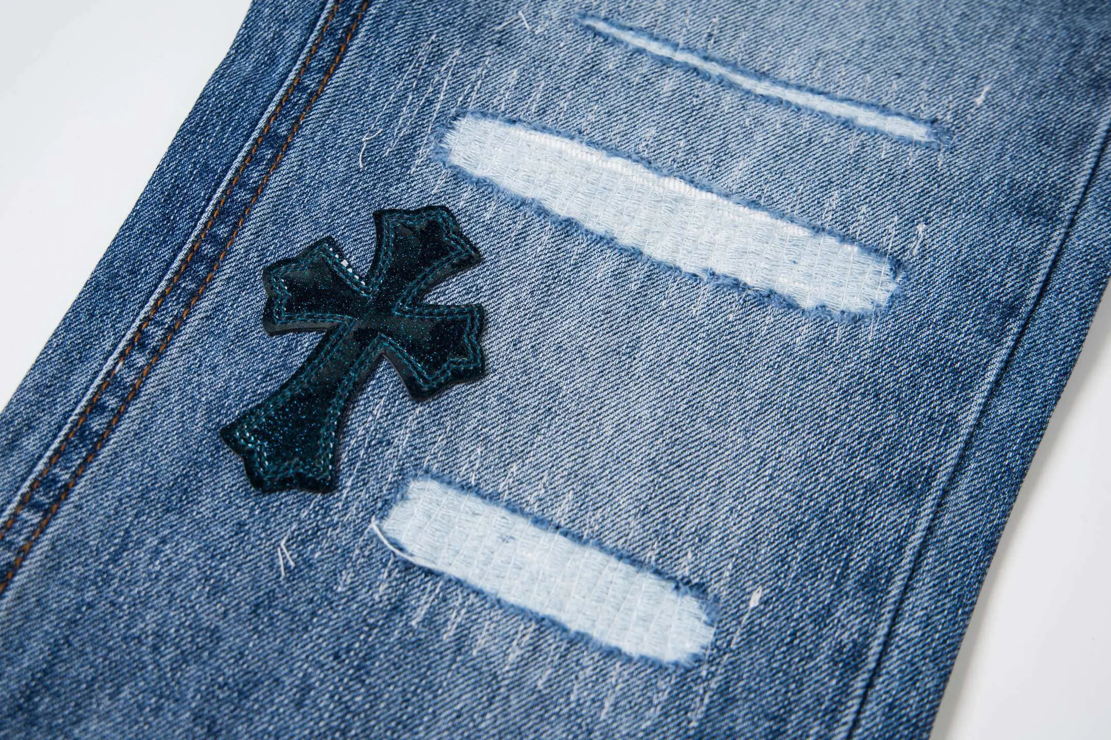 P260 high version (evergreen) Chrome Hearts/Chrome Hearts 25FW CH Blue Pants Starry Sky Hole Laminated Leather Cross Bamboo Jeans. It adopts starry sky theme patchwork elements, mostly presented in the shape of a cross, with glitter on the leather surface. Unique design. The details are in place, simple and elegant, and the workmanship is exquisite. The entire trousers are neatly routed and the details are in place! It’s also so cool that both men and women can easily control it. It’s a gender-neutral trendy up version. Style number: 1766# Color: blue Size: 28 30 32 34 36